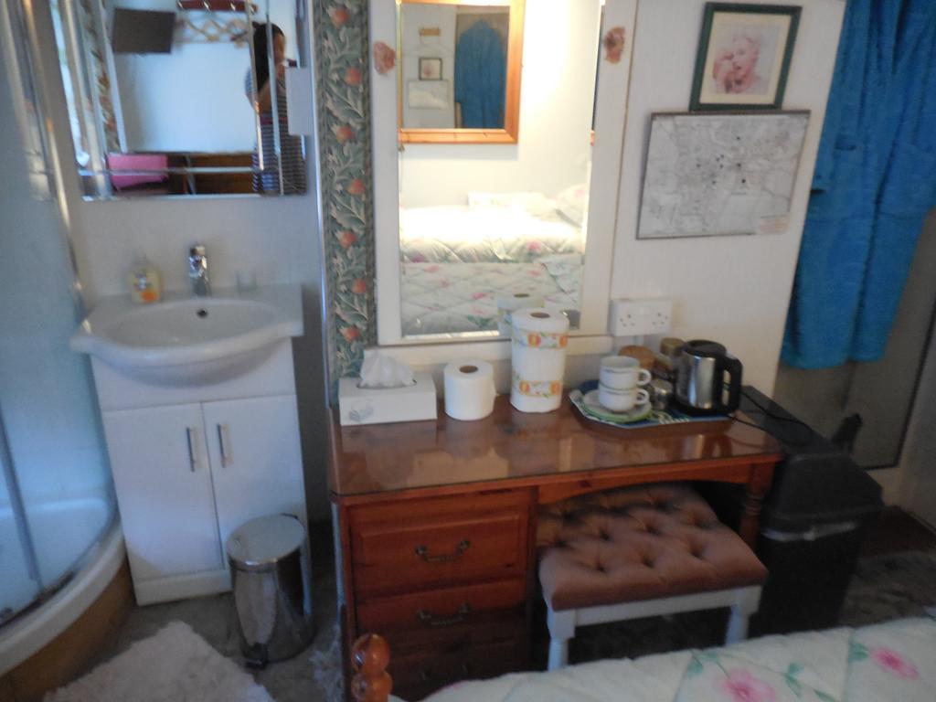 The Tulip Tree Guest House Wilmslow Room photo