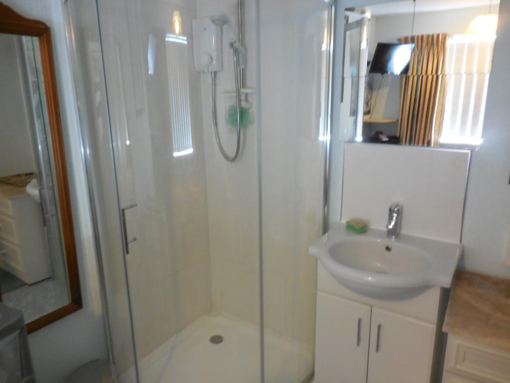 The Tulip Tree Guest House Wilmslow Room photo